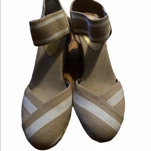 Chaps Tan and White Fabric Heels Size 9